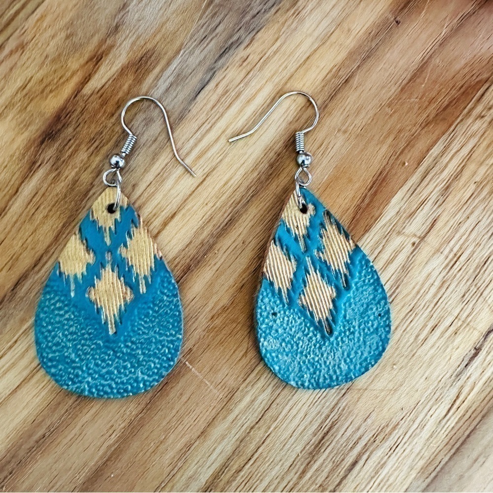 Boho Hand Crafted Style Hand Tooled Teardrop Leather Earrings Tan & Turquoise - Picture 3 of 4